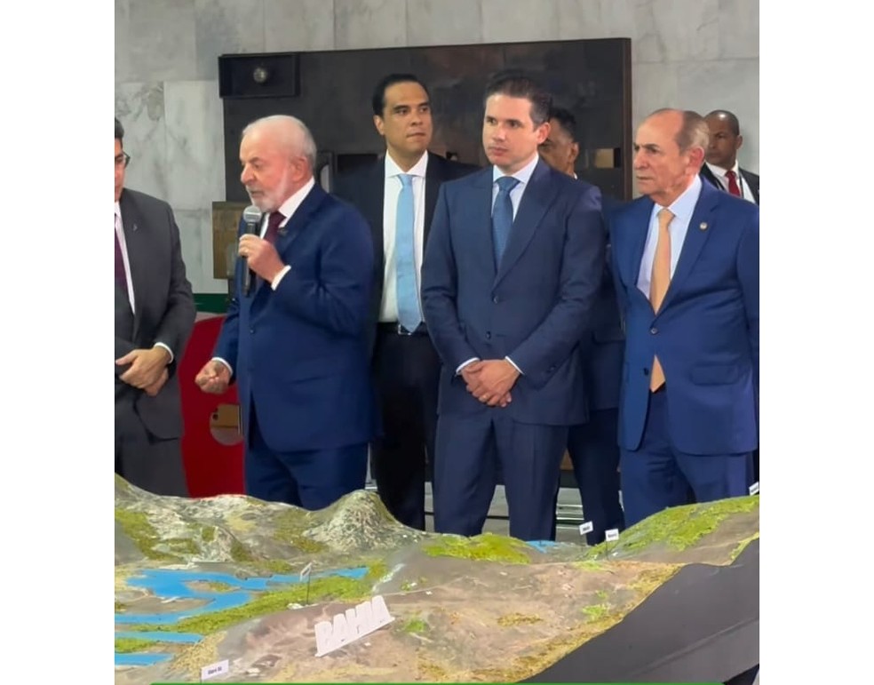 Gustavo Feliciano, entre Lula e Motta, participa de evento no Palácio do Planalto — Foto: Reprodução/Instagram-Lula