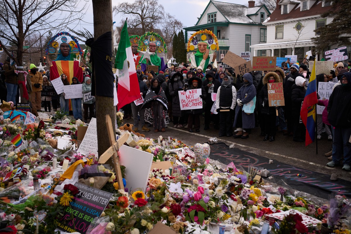 Milhares de pessoas marcham até o local em que um agente de imigração dos EUA matou uma mulher a tiros | Mundo