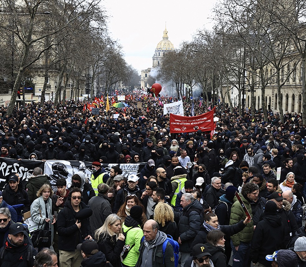 Sob protestos, França vota reforma da aposentadoria — Foto: Aurelien Morissard/AP
