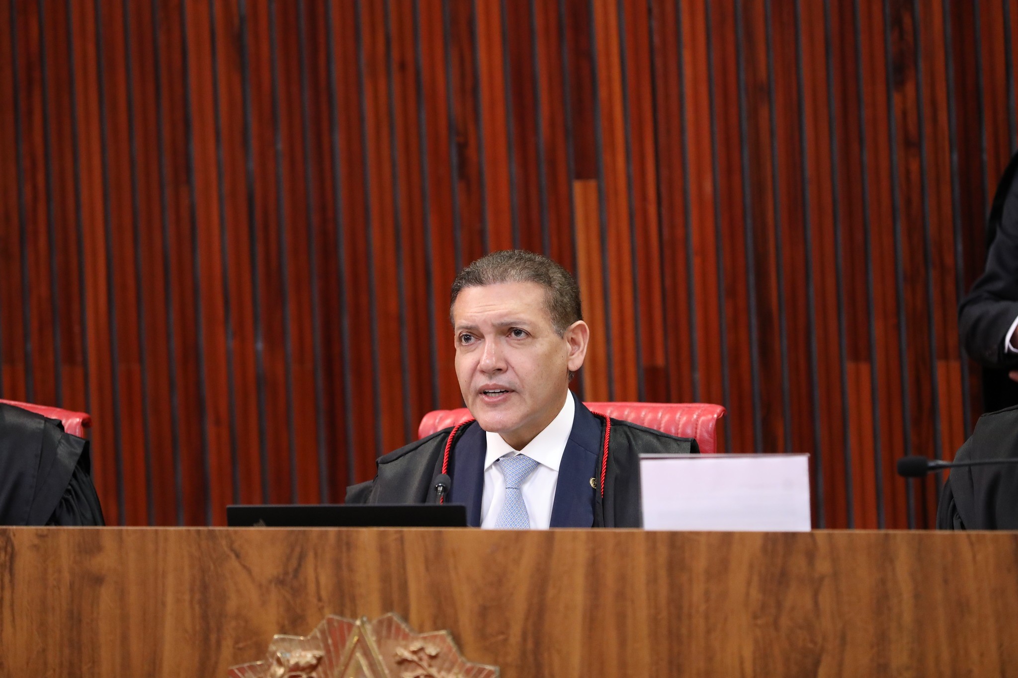 Nunes Marques determina refiliação de Flávio ao PL e libera registro de candidatura