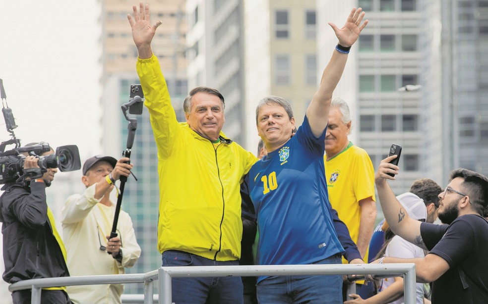 Bolsonaro reúne aliados políticos e 45 mil pessoas em ato por anistia |  Política | Valor Econômico