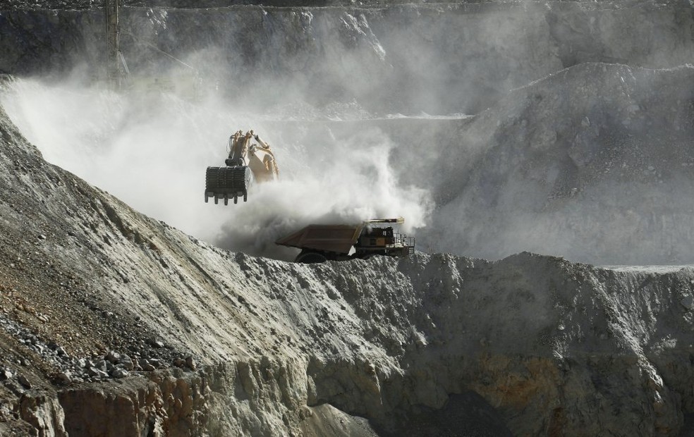 Escavadeira em ação na extração de minerais — Foto: Jorge Saenz/AP