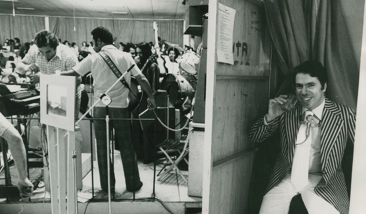 O apresentador durante intervalo do “Programa Silvio Santos”, que teve início em 1963 na TV Paulista Canal 5 — Foto: Acervo MIS-SP