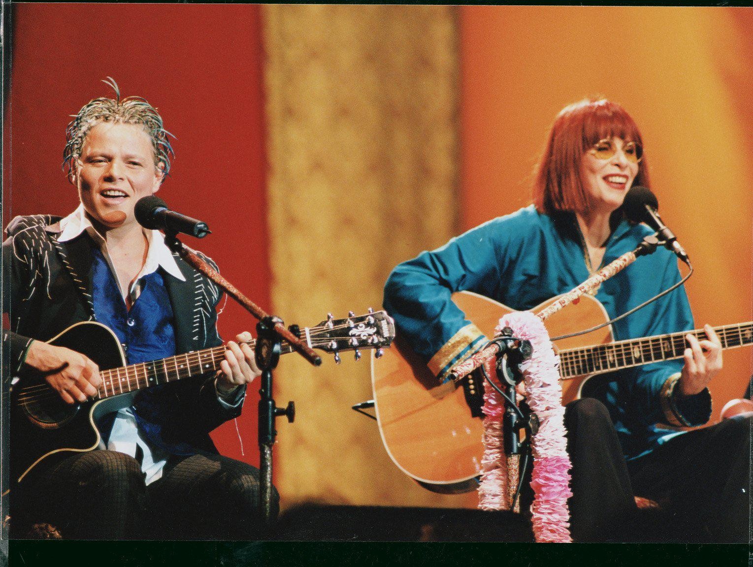Cássia Eller (1962-2001) e Rita Lee gravam o programa “Acústico MTV” e, agosto de 1998 – Foto: Divulgação