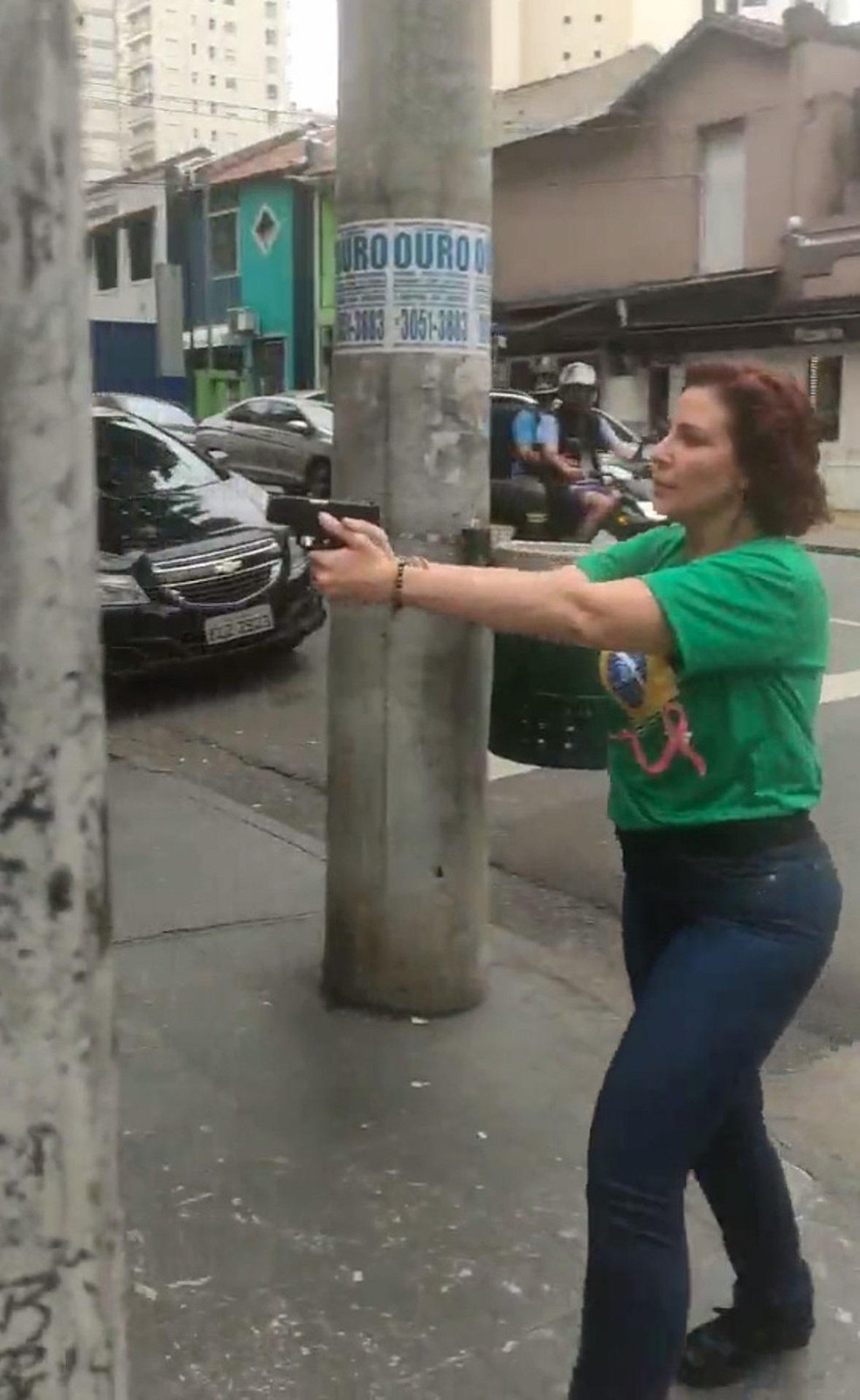 Deputada federal reeleita Carla Zambelli (PL-SP) aponta arma para homem em São Paulo — Foto:  Reprodução/Twitter