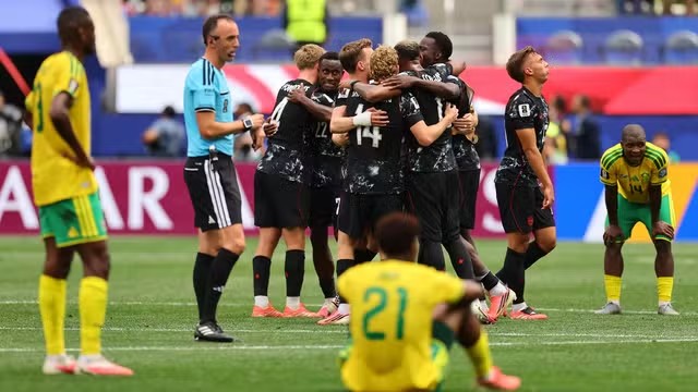 Canadá vence África do Sul nos acréscimos e vai às oitavas pela primeira vez