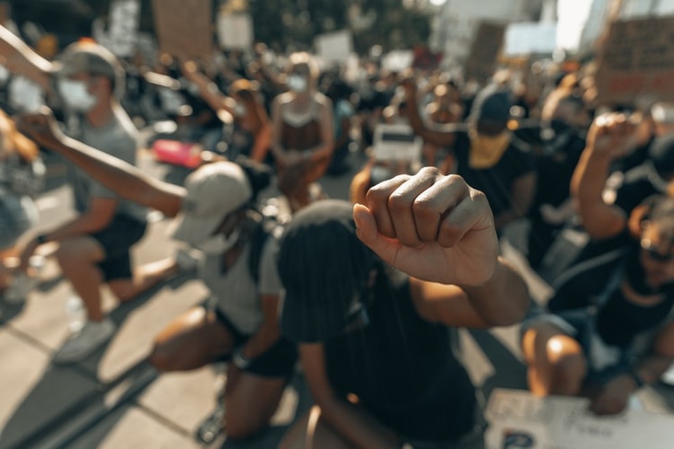 De punhos cerrados, manifestantes protestam contra o racismo nos EUA  — Foto: Clay Banks/Unsplash 