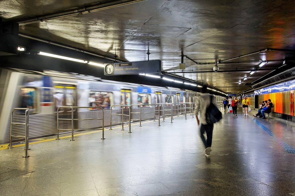 Tiroteio em estação de metrô no centro de SP deixa cinco feridos e afeta circulação de trens