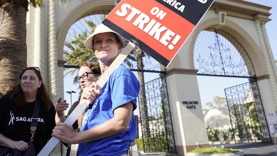 Estúdios de Hollywood e roteiristas chegam a acordo para encerrar greve que se estende desde maio