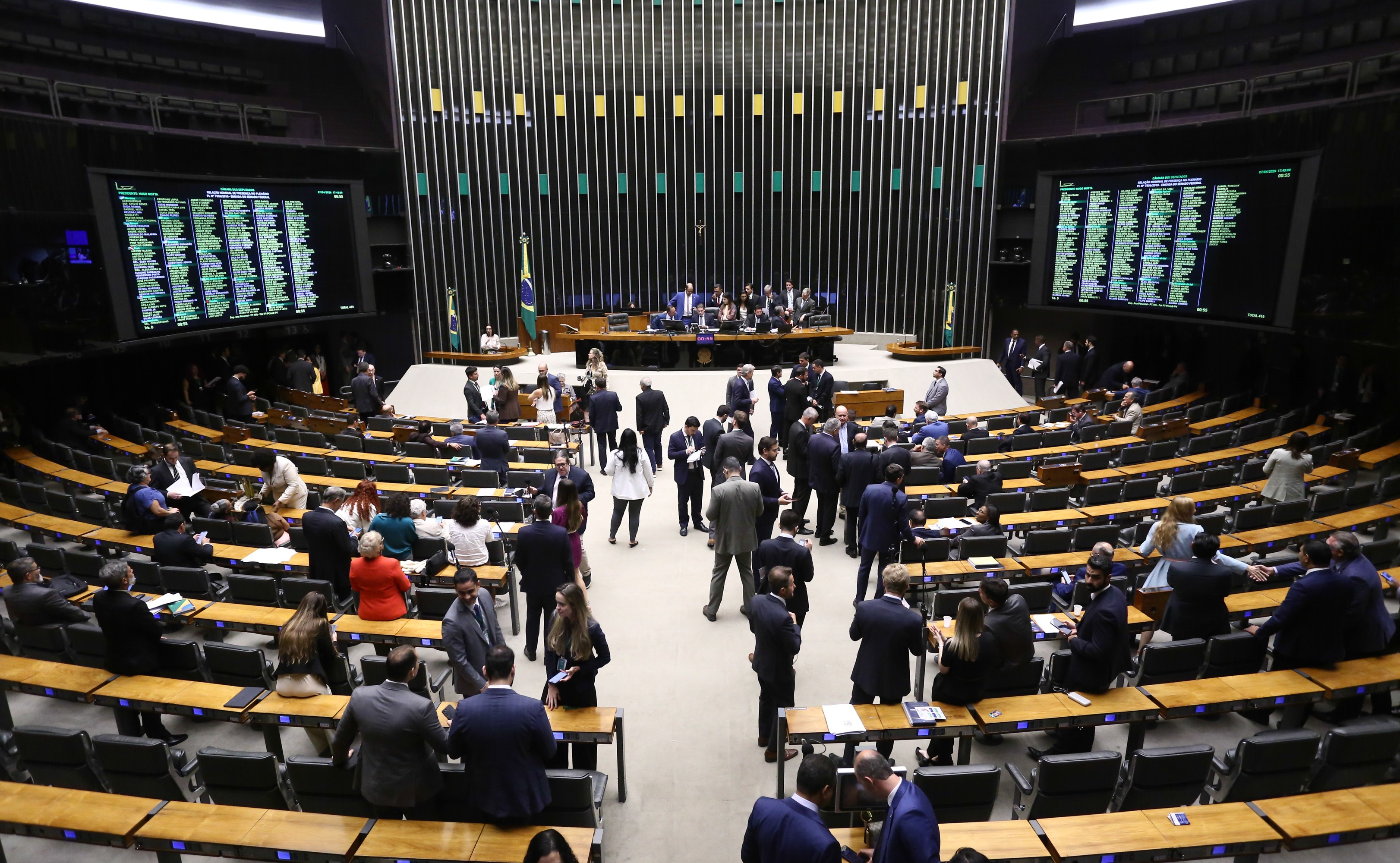 Câmara aprova MP que define teto de gasto e endurece regras para concessão de seguro-defeso