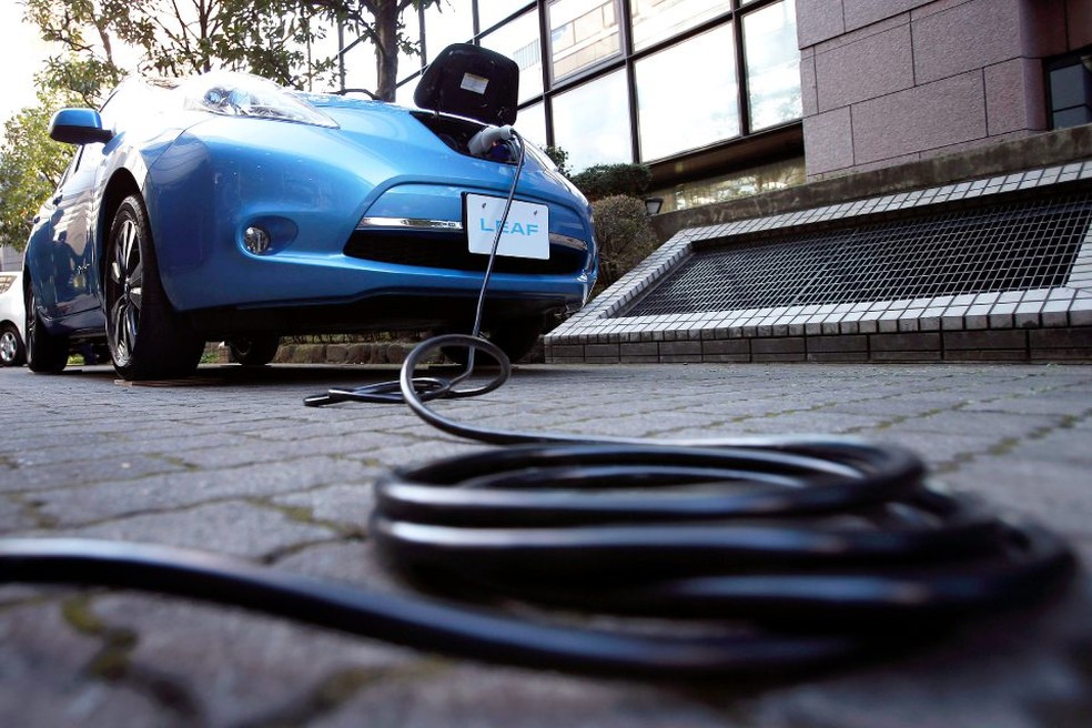 Carros elétricos utilizam baterias que utilizam lítio — Foto: Kiyoshi Ota/Bloomberg