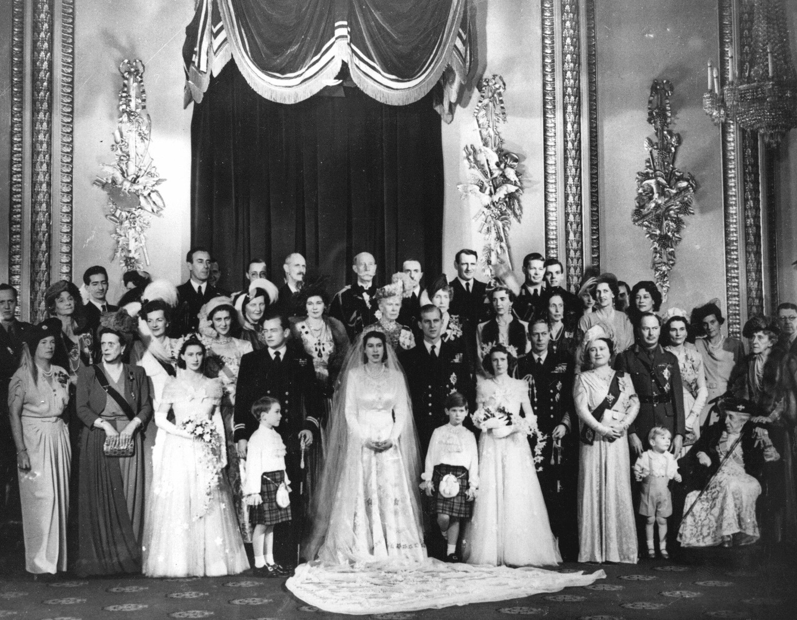 Foto da família real no casamento de Elizabeth e Philip, em 1947 — Foto: AP Photo, File