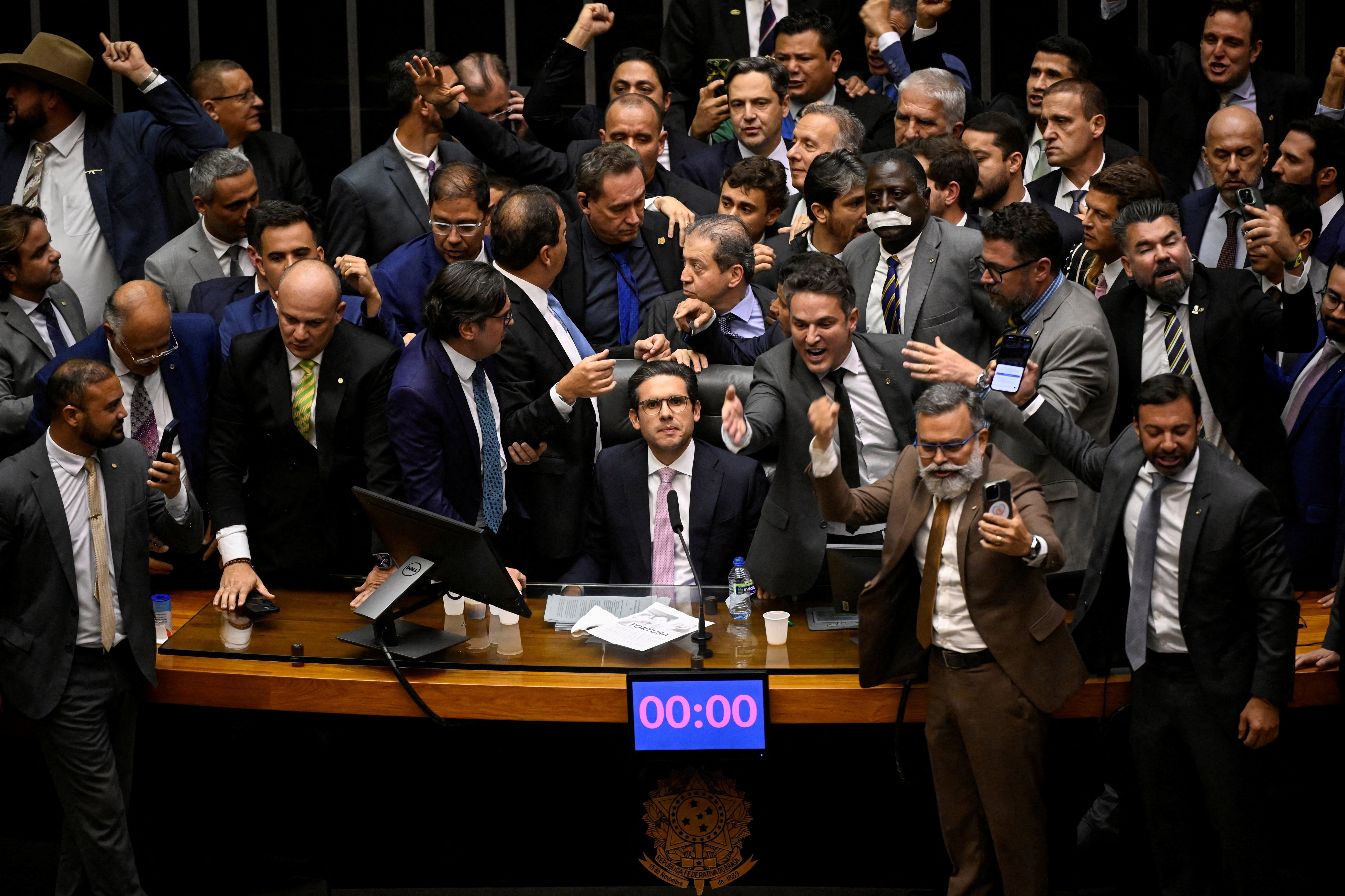 Câmara aprova suspensão de deputados por ocupação da Mesa Diretora