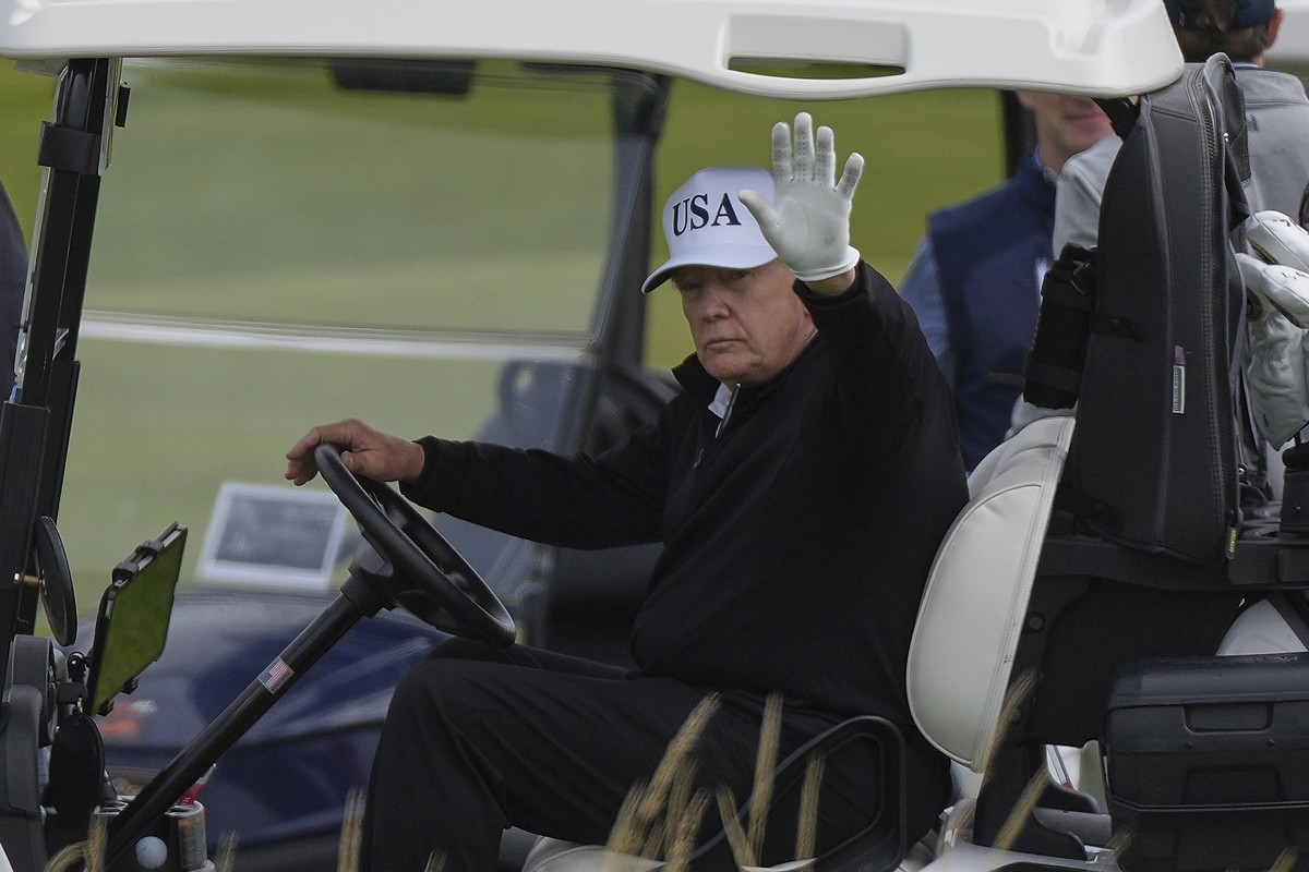 Trump joga golfe na Escócia enquanto manifestantes saem às ruas e criticam visita
