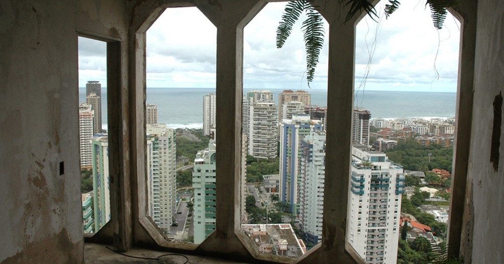Barra da Tijuca vista a partir de um dos apartamentos da Torre H, um esqueleto de 110 metros de altura que ficou abandonado por quase 40 anos — Foto: Divulgação