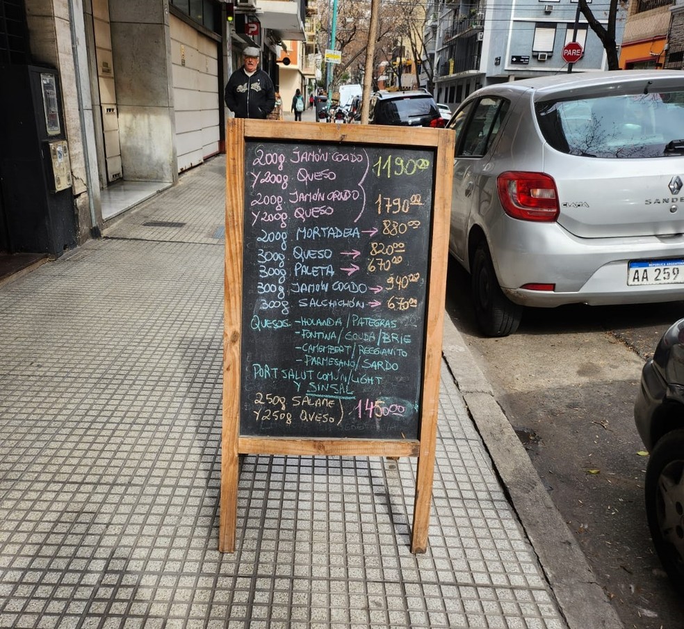 Preços expostos à frente de casa de frios do bairro Belgrano, em Buenos Aires, Argentina — Foto: Márcia Almeida/Valor