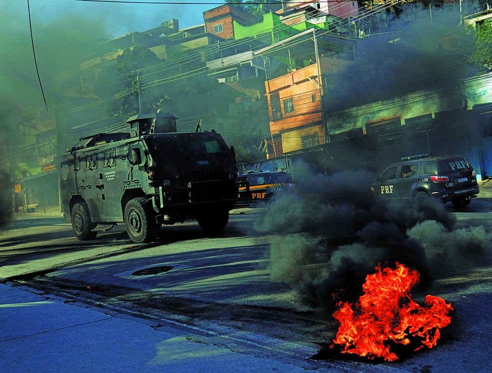 Blindado da polícia do Rio enfrenta resistência nas ruas do Complexo do Alemão: confronto ganha ares de guerra — Foto: Silvia Izquierdo/AP