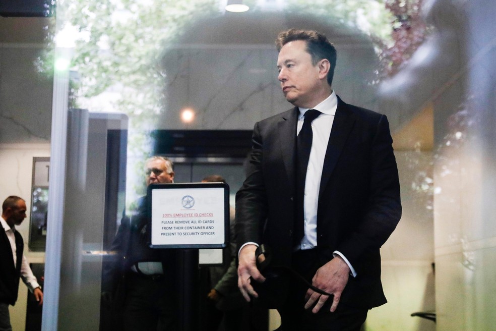Elon Musk durante o julgamento da OpenAI  — Foto: Jessica Christian/AP