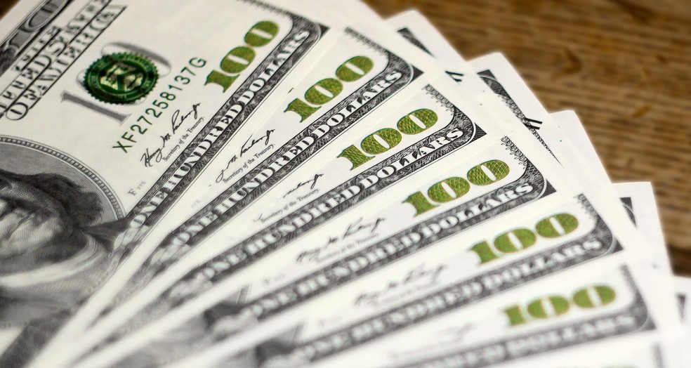 Dólar cai 2% no último pregão do ano mas fecha 2021 com alta de 7 4%