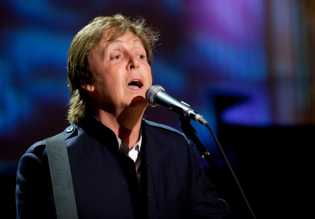 Paul McCartney e Elton John pedem  ao governo britânico que proteja os artistas da IA