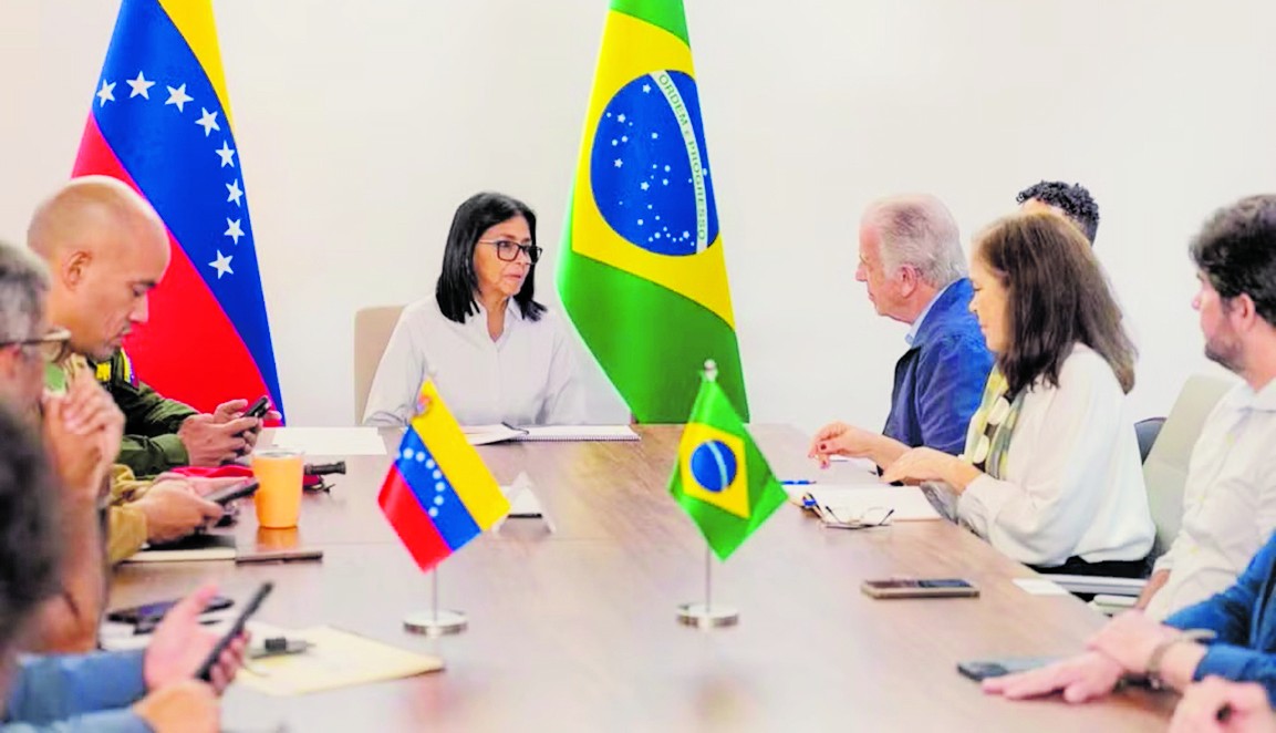 Ministro da Defesa vai à Venezuela, reúne-se com Delcy e oferece ajuda do Brasil a vítimas de terremoto