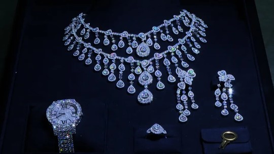 PF diz que joias para Michelle cravejadas de diamantes valem R$ 5 milhões