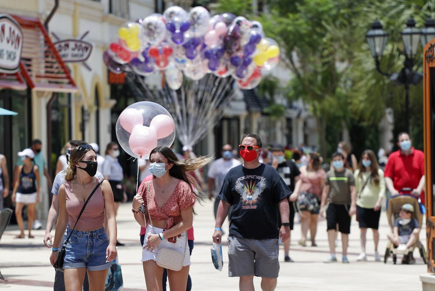 Visitantes caminham pelo Disney Springs, em Lake Buena Vista, na Flórida, no dia 16 de junho de 2020