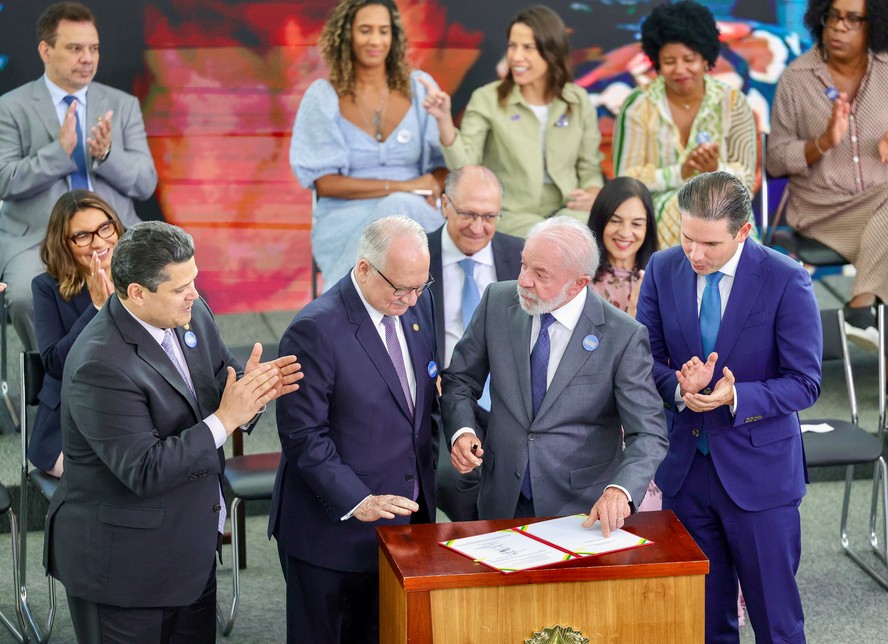 Presidente Lula, ministro Edson Fachin, senador Davi Alcolumbre e deputado Hugo Motta assinam pacto nacional contra feminicídio