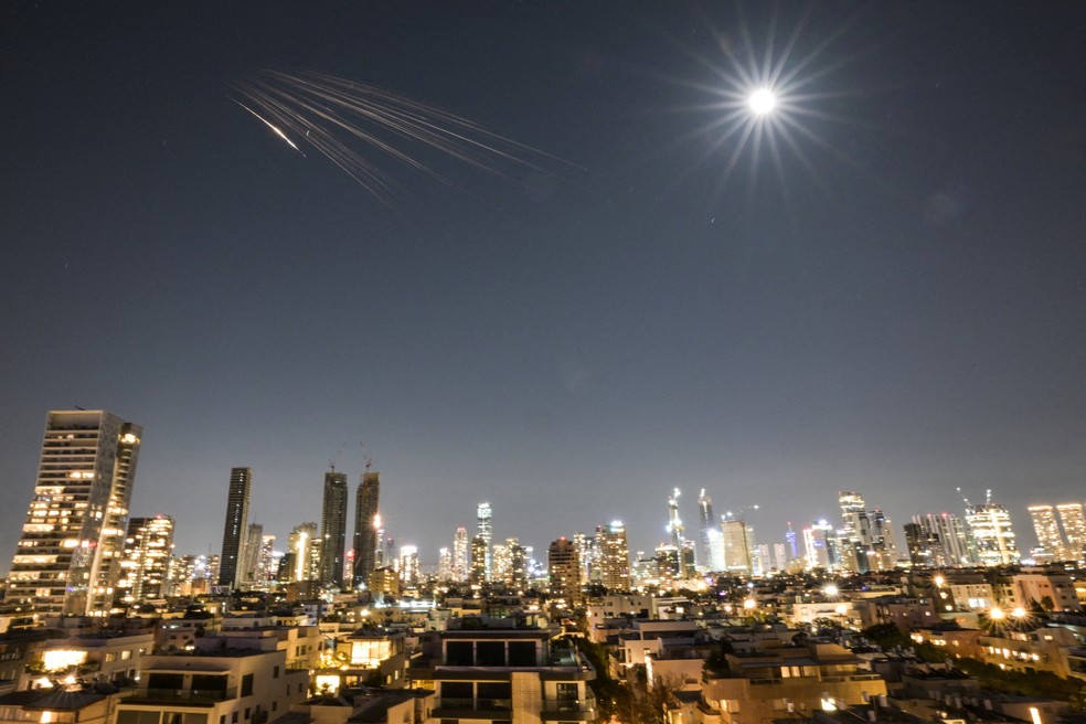 Um míssil iraniano com munições de fragmentação voa em direção a Israel — Foto: REUTERS/Dylan Martinez/TPX
