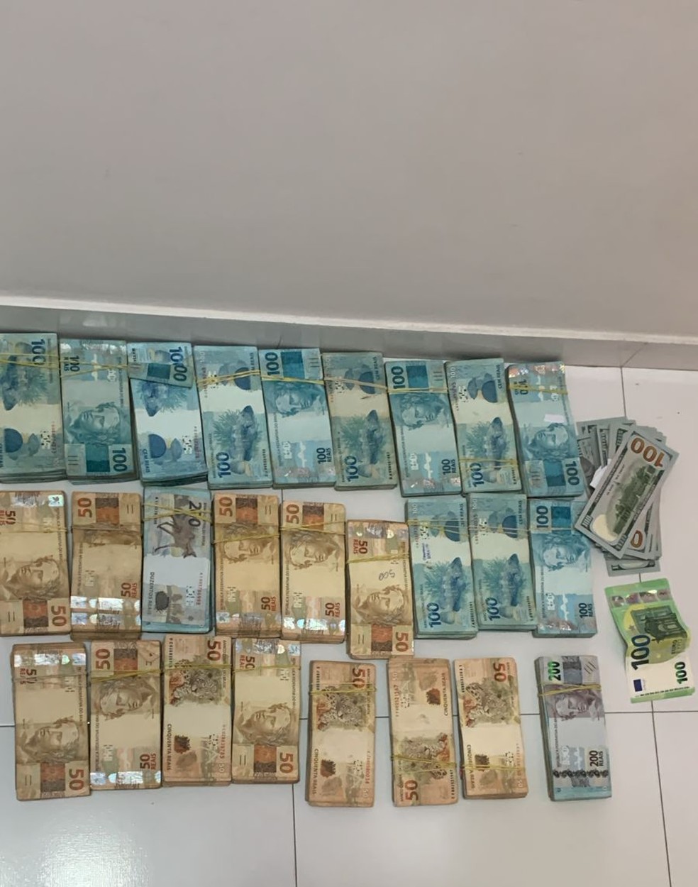 Dinheiro apreendido durante a Operação Fluxo Oculto, derivada da Carbono Oculto, que investiga esquema de fraudes no setor de combustíveis — Foto: Reprodução