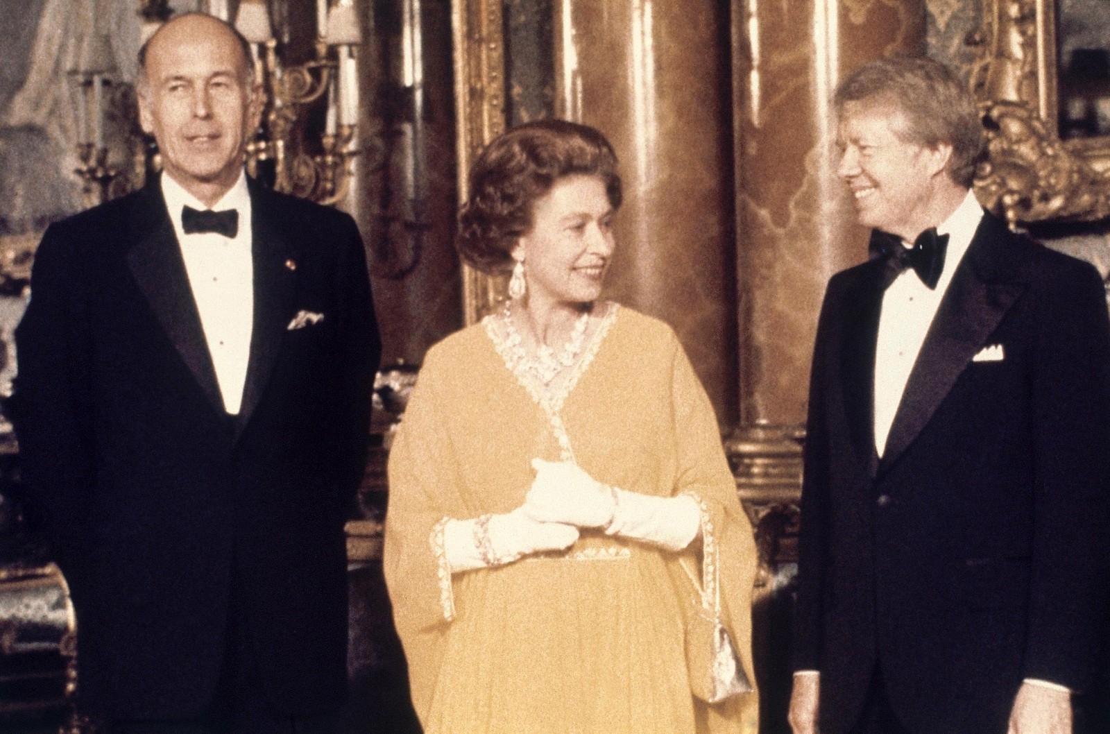 Em 1977, com o presidente francês Giscard d'Estaing e o presidente dos EUA Jimmy Carter. — Foto: Anonymous/AP