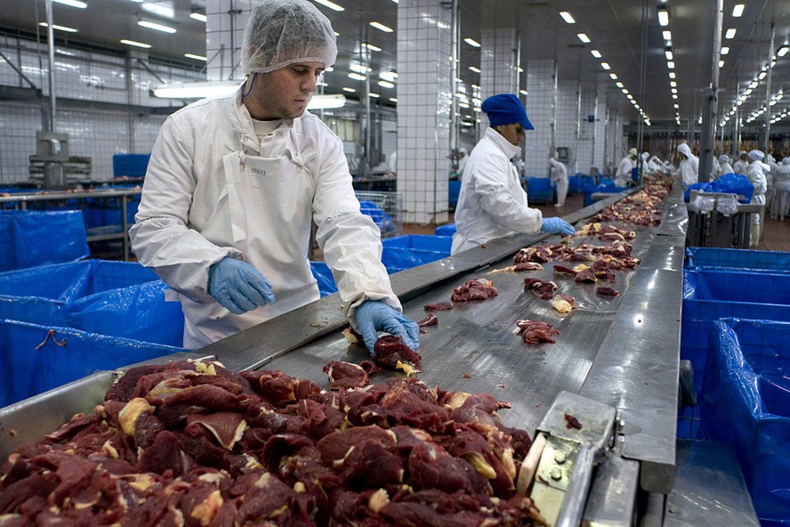 Brasil São Paulo Indústria Empresas Carnes Carne Bovina Gado Abate Alimentos - Employees work at the Swift & Co. meat processing plant, owned by JBS SA, in Rosario, Argentina, on Wednesday, June 22, 2011. JBS SA, based in Sao Paulo, Brazil, is the world's