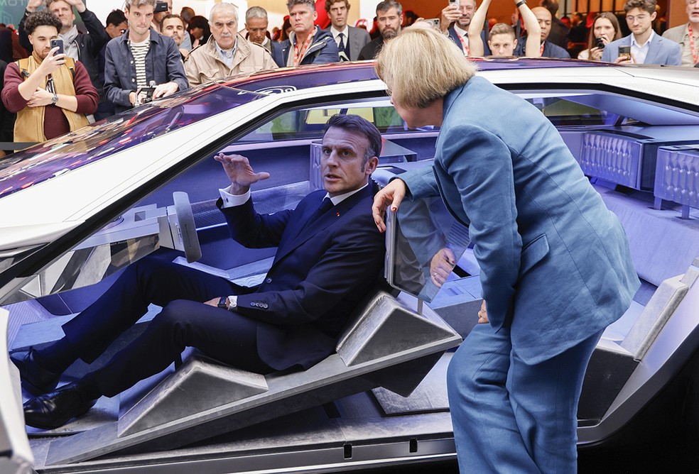 O presidente francês Emmanuel Macron durante visita ao Salão, seu governo vai cortar subsídio para compra de carro elétrico — Foto: Ludovic Marin/AP