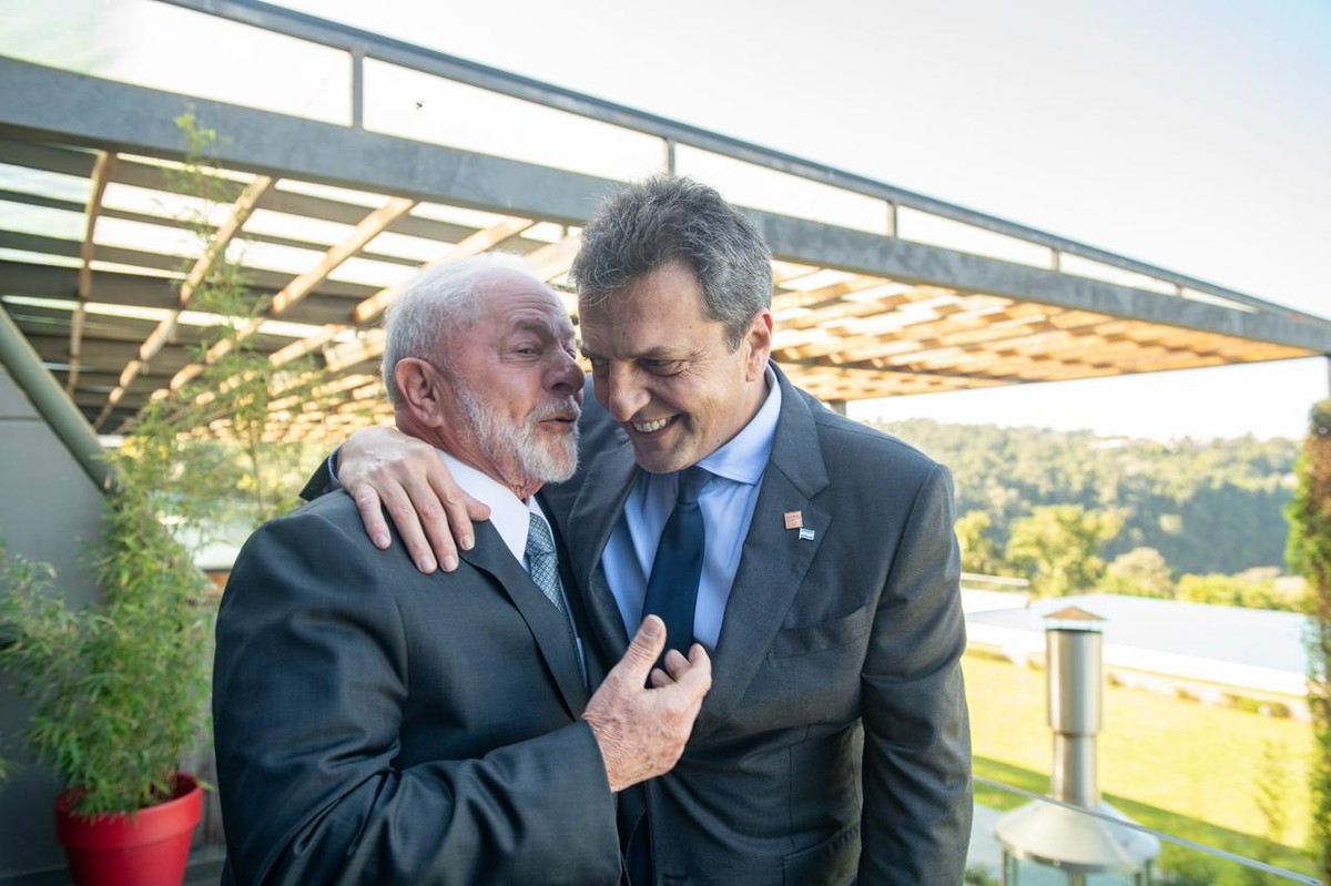 Lula se reúne com Massa, ministro argentino e candidato peronista, e o  convida para visitar o Brasil | Brasil | Valor Econômico
