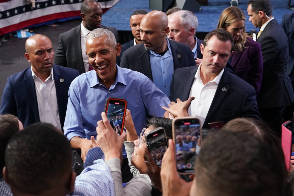 O ex-presidente Barack Obama em Newark, Nova Jersey, neste sábado (1) — Foto: Adam Gray/Bloomberg