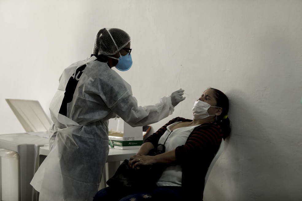 RI Rio de Janeiro (RJ) 11.11.2022 - Com a nova onda dos casos de Covid, aumentou a procura por testes e vacinação contra a doença nos postos de saúde. CMS Heitor Beltrão, na Tijuca. Fila para testa — Foto: GABRIEL DE PAIVA/Agência O Globo