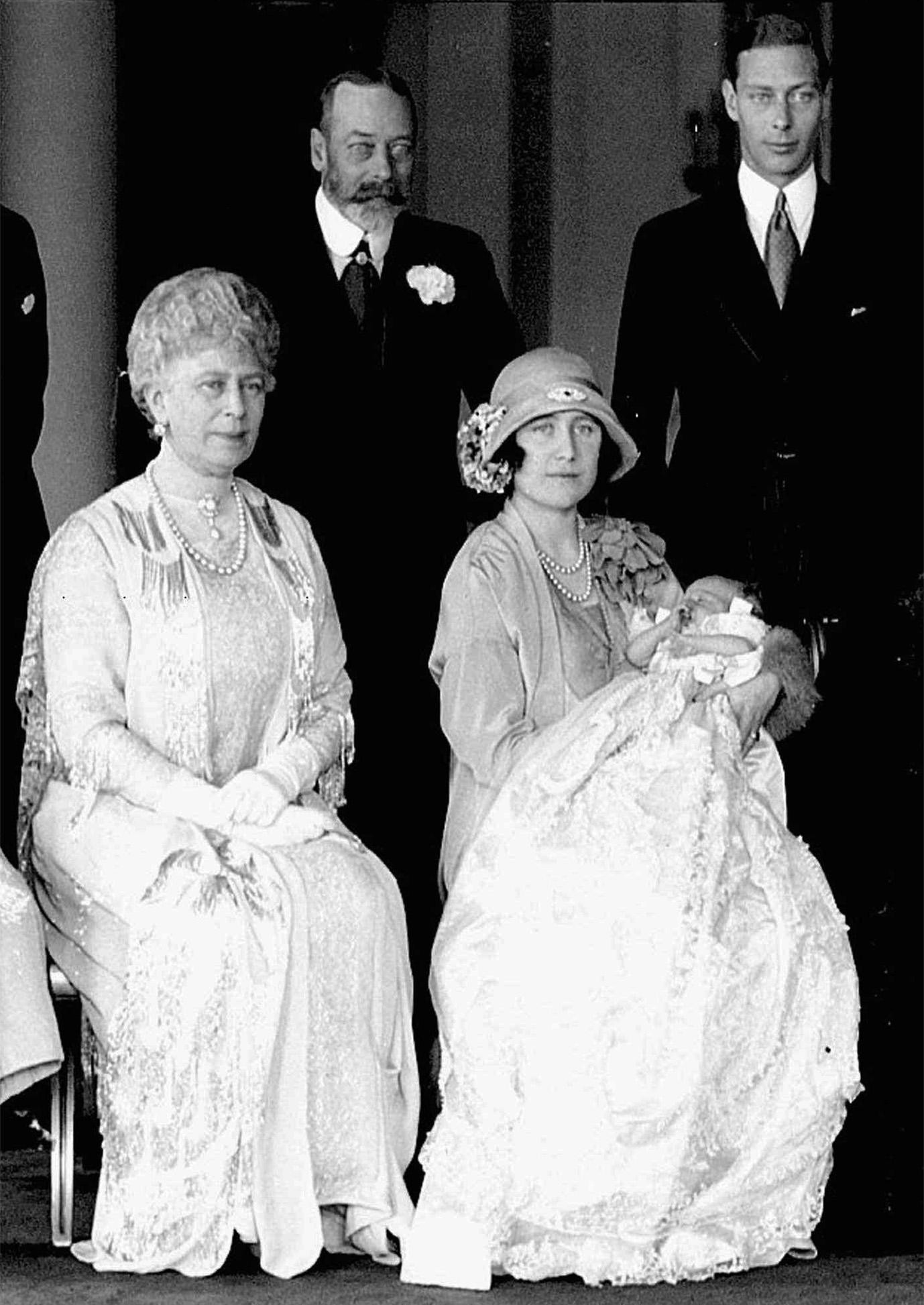 O batizado: a futura rainha no colo da mãe, em 1926.  À esquerda está a rainha Mary, com o rei George V atrás, e o duque de York, que mais tarde se tornaria o rei George VI, à direita — Foto: AP Photo/FILE