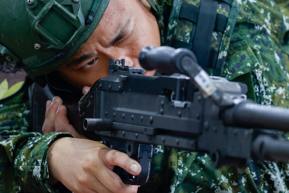 A reservist receives training during annual military exercises in Taiwan — Photo: Ann Wang/Reuters