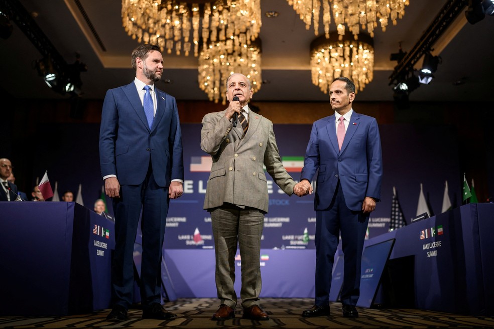 J. D. Vance (à esq), ao lado dos premiês do Paquistão, Shehbaz Sharif (centro), e do Catar, Mohammed bin Abdulrahman bin Jassim al-Thani — Foto: Fabrice Coffrini/Pool via REUTERS