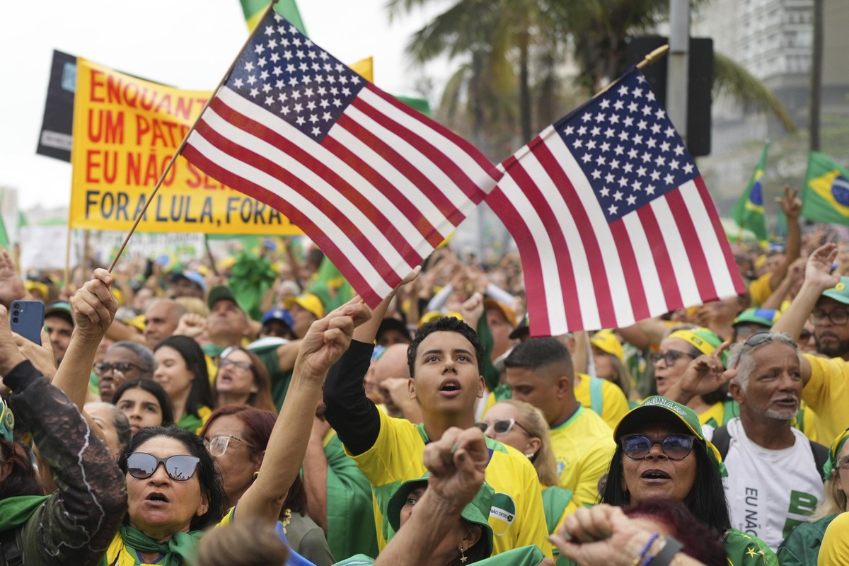 Traição? Saiba se levar bandeira dos EUA em manifestação é crime