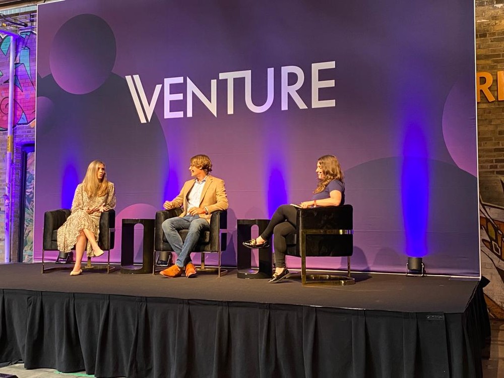 Os investidores Kelli Fontaine, sócia do Cendana Capital, à esquerda, e Tomasz Tunguz, do Theory Ventures, ao centro, no painel de abertura do evento Ventures, em Toronto, no Canadá, realizado nesta segunda-feira (26 de junho de 2023) — Foto: Divulgação