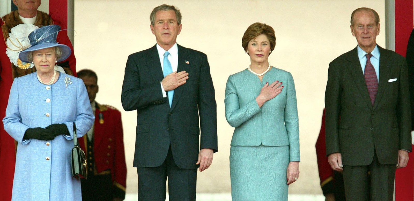 Com o presidente dos EUA George W. Bush e a esposa, Laura — Foto: STEPHEN HIRD/AP