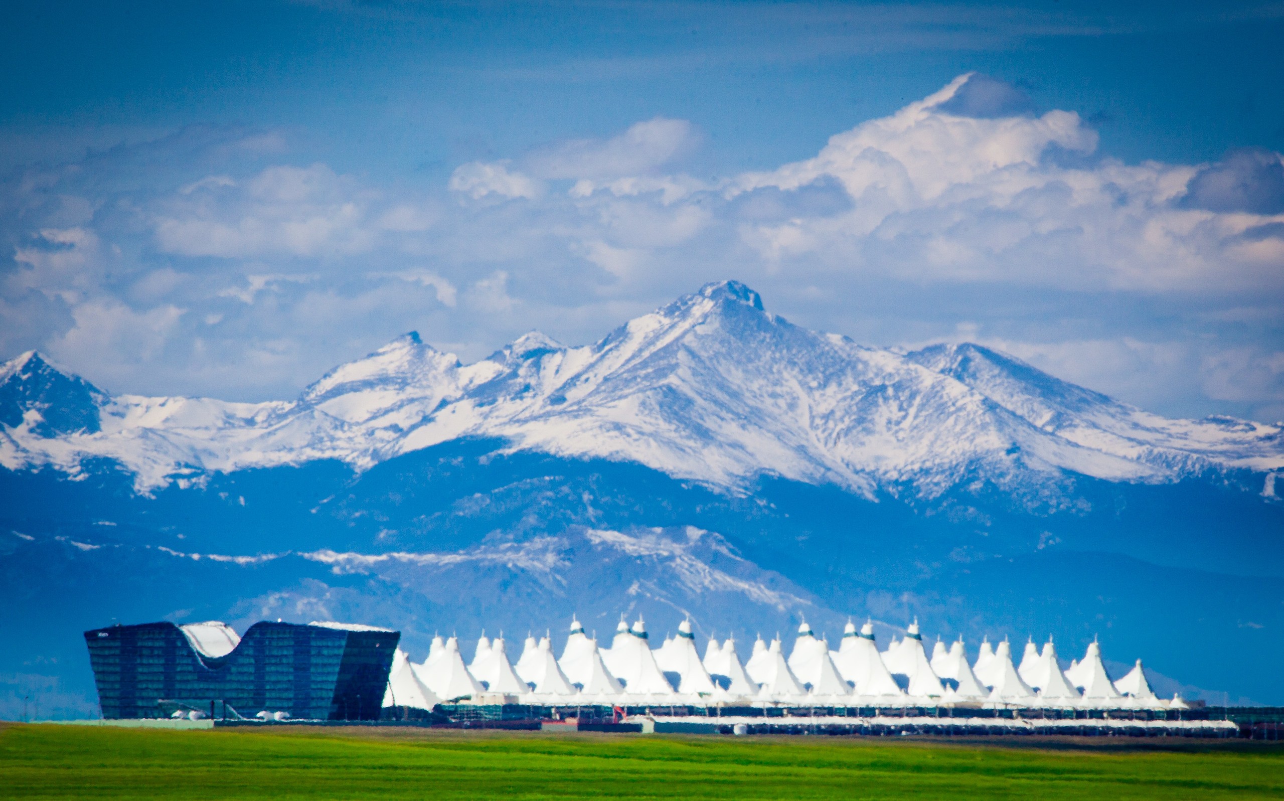 Jato da Frontier atinge e mata pedestre na pista em Denver durante decolagem, diz aeroporto