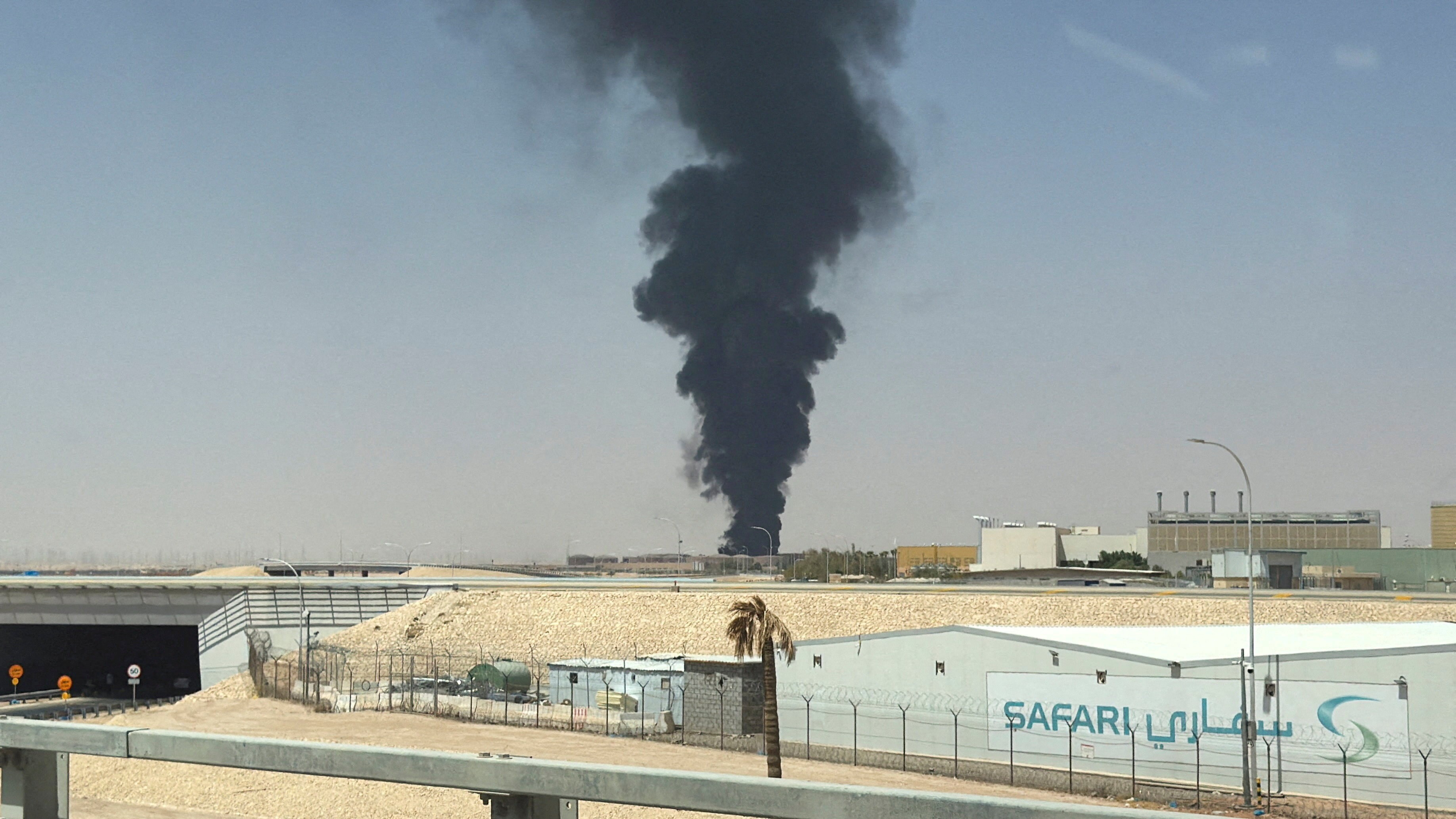 Coluna de fumaça é vista perto do aeroporto de Riade, em meio à escalada dos ataques do grupo Houthi