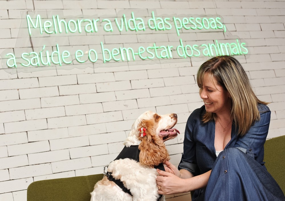 Camila Zanatta: “Contar com esses apoios [para animais de estimação] atrai, engaja e retém os colaboradores tutores de pets” — Foto: Nilani Goettems/Valor