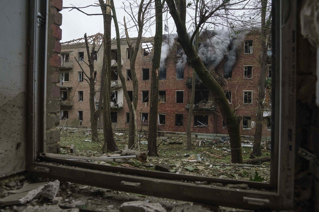 Criança de 2 anos está entre os 28 mortos em ataque russo em Kiev