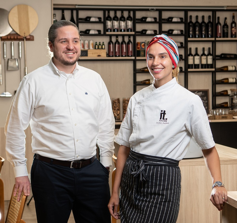 Carlos Balthazar, da CIX Capital, levou um time de 15 pessoas para cozinhar no It.Kitchen, fundado por Izabela Dolabela — Foto: Rogerio Vieira/Valor