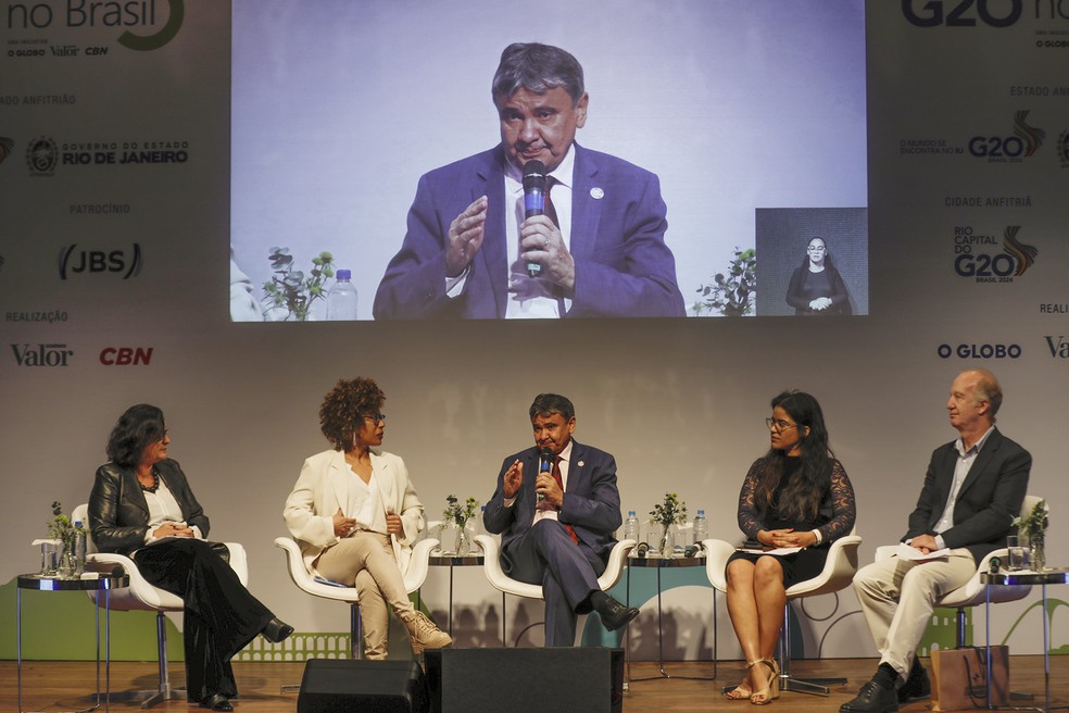 Cássia Almeida, do Globo (da esq. para dir.), Viviana Santiago, da Oxfam, Wellington Dias, do Ministério do Desenvolvimento Social, Carolina Almeida, do Geledés, e Marcelo Neri, da FGV Social — Foto: Gabriel de Paiva/Agência O Globo