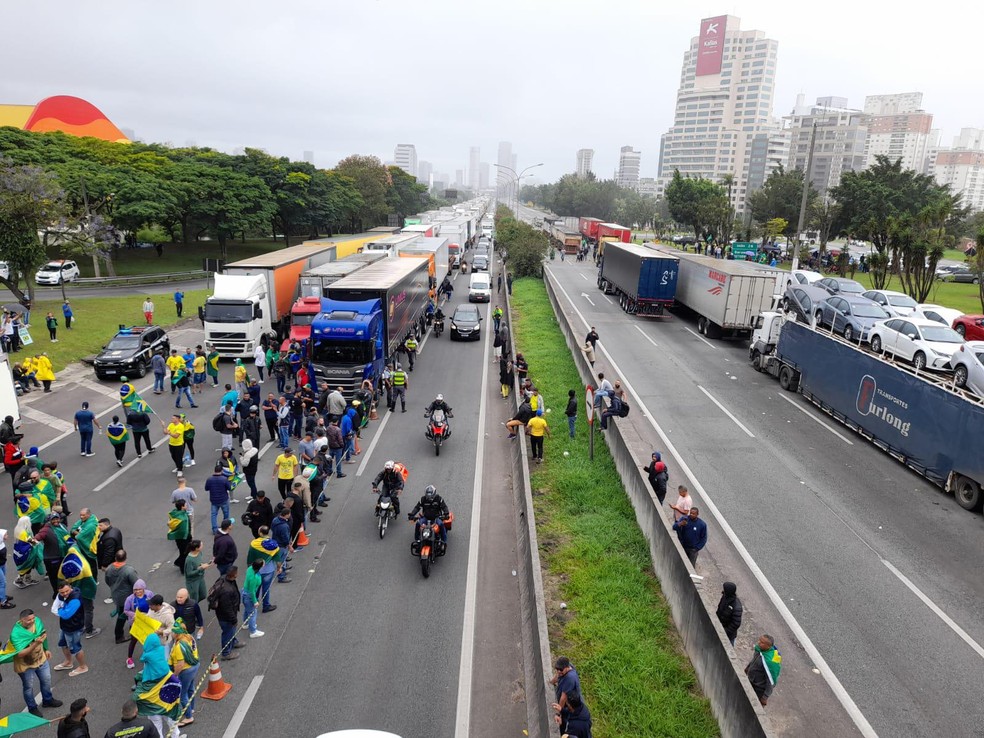 Caminhões bloqueiam trecho da Rodovia Castelo Branco, entre Barueri e Osasco, próximo ao Rodoanel, em São Paulo — Foto: Silvia Costanti/Valor