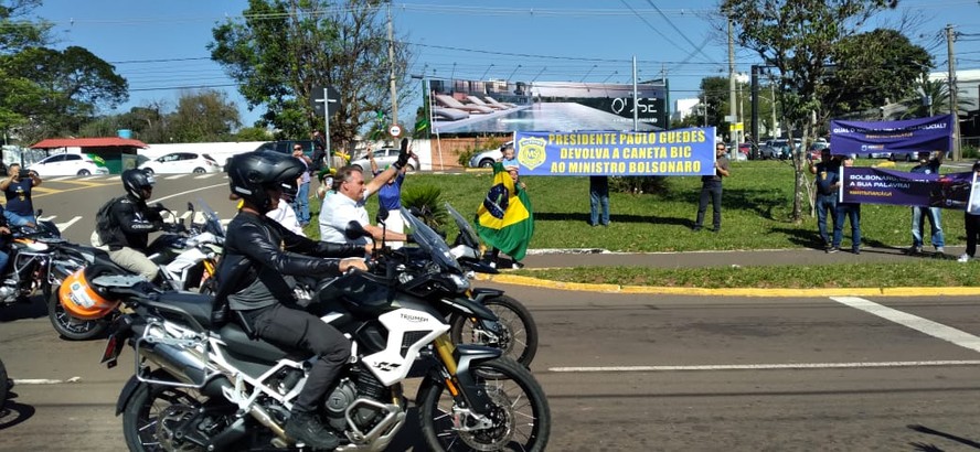 Agentes da PRF estendem faixa em protesto contra Bolsonaro